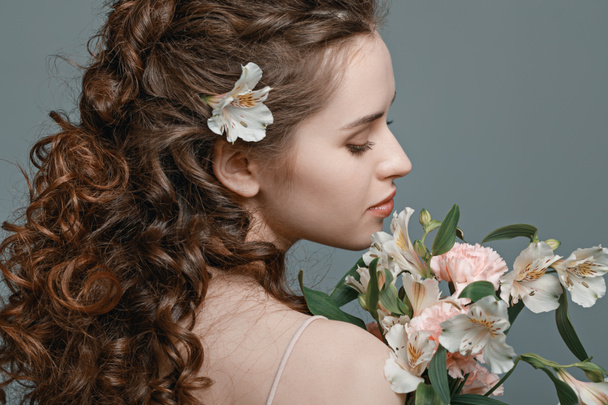 Молода жінка з квітами
 - Фото, зображення