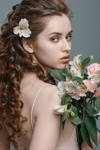 Mujer joven con flores - Foto, Imagen