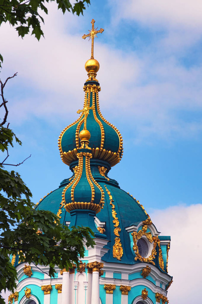 Kuppel der St.-Andrä-Kirche auf dem blauen Himmel im Hintergrund. kyiv. Ukraine - Foto, Bild