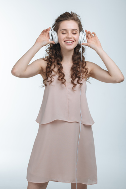 жінка слухає музику в навушниках
 - Фото, зображення