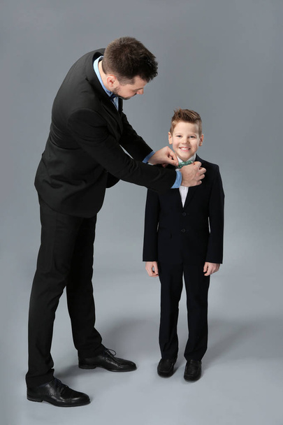 Padre e hijo vestidos de traje
  - Foto, Imagen