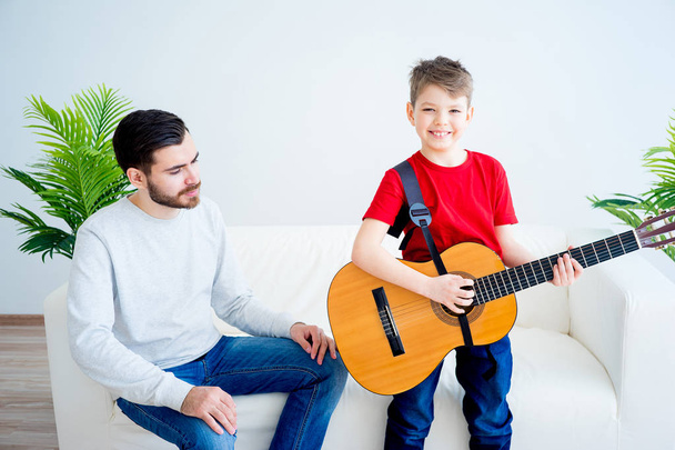 Father and son playing guitar - Foto, immagini