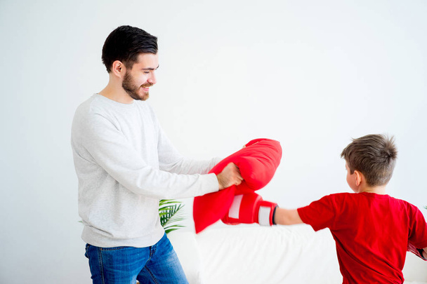 Father and son boxing - 写真・画像