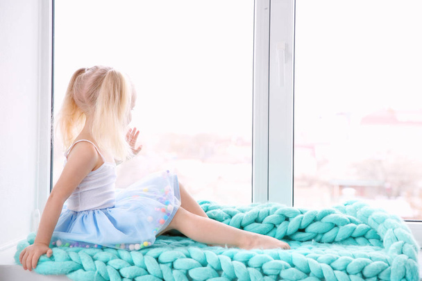 little girl sitting on windowsill - Foto, Imagen