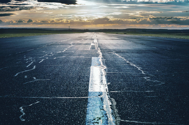 マーキングと空港の滑走路 - 写真・画像