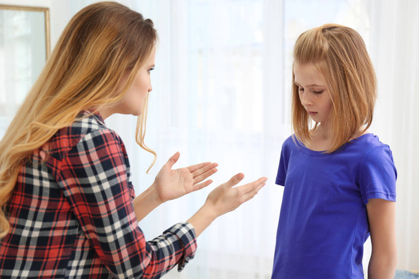 Quarrel between mother and daughter - Foto, imagen