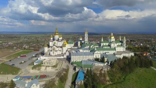 Letecký pohled na Pochaev klášter, pravoslavná církev, Počajivská lávra, Ukrajina. - Záběry, video