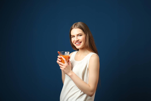 γυναίκα με ποτήρι φρέσκο χυμό - Φωτογραφία, εικόνα