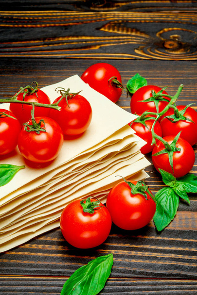 dried uncooked lasagna pasta sheets and tomato - Zdjęcie, obraz
