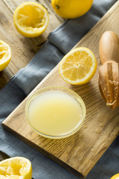 Raw Organic Yellow Lemon Juice - Valokuva, kuva