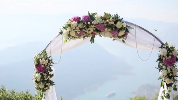 Una boda en las montañas. Arco de boda para la ceremonia en el
 - Metraje, vídeo