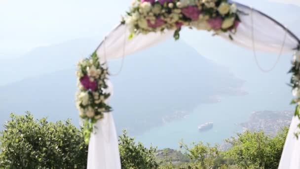 Een bruiloft in de bergen. Huwelijksboog voor de ceremonie op de - Video