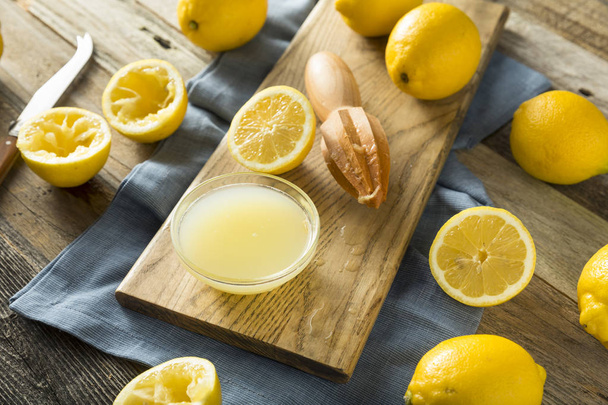 Raw Organic Yellow Lemon Juice - Foto, Imagem