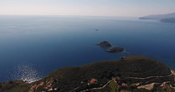 Κεραία βολή της ένα πανέμορφο νησί Έλβα με το πανέμορφο παραδείσιο θάλασσα σε Τοσκάνη, Ιταλία, 4k - Πλάνα, βίντεο