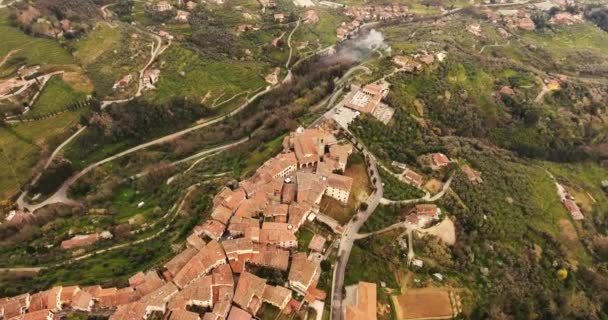 Aerial strzał, starożytne małe miasto usytuowane w Toskanii, Włochy, 4k - Materiał filmowy, wideo