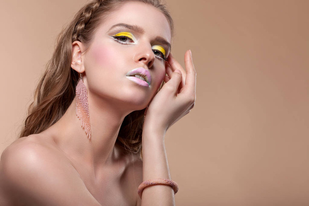 Porträt einer jungen Frau mit kreativem Make-up - Foto, Bild