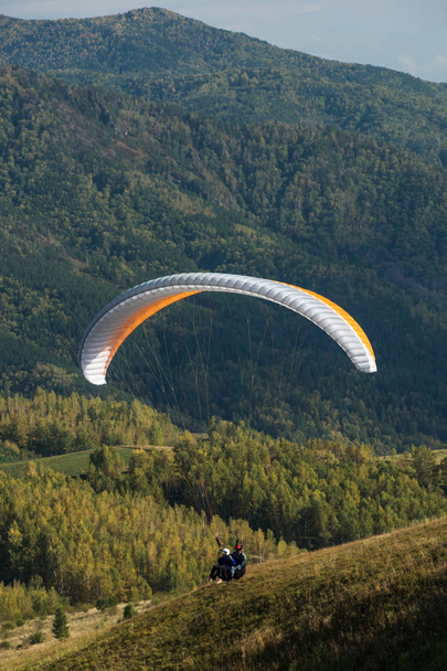 Paragliding in mountains - Foto, Bild