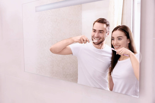 happy couple brushing teeth  - Φωτογραφία, εικόνα