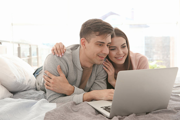 young couple with laptop   - Foto, Imagem