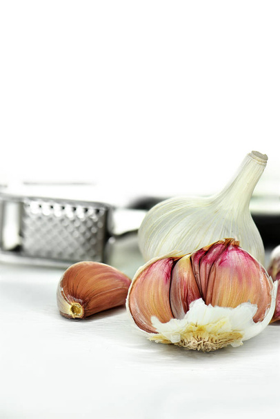 Garlic Cloves and Crusher - Foto, imagen