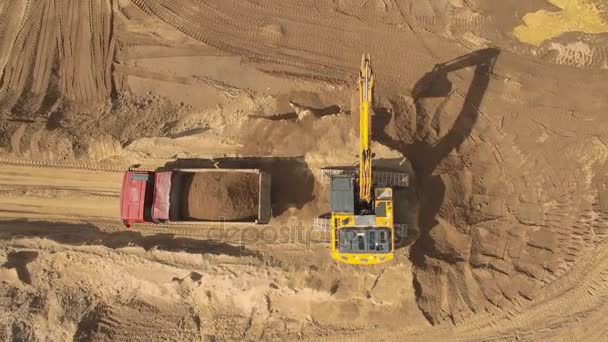 Blick von oben auf den Bagger auf der Baustelle - Filmmaterial, Video