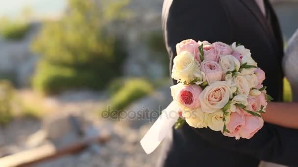 Ślub róże i piwonie w rękach panny młodej. Ślub w - Materiał filmowy, wideo