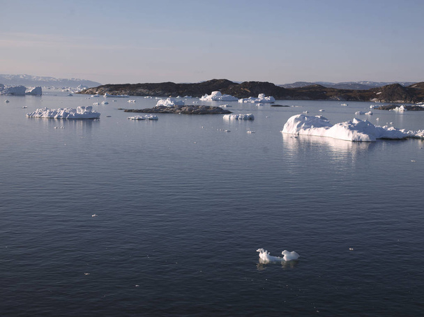 icebergs no oceano Ártico na Groenlândia
 - Foto, Imagem