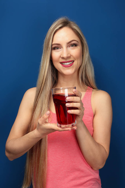 woman with glass of fresh juice - Foto, afbeelding
