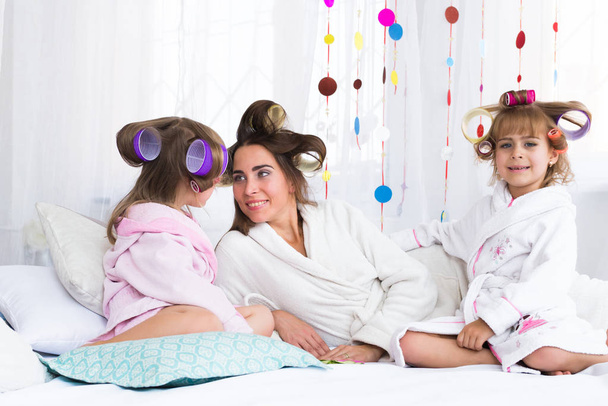 Woman and children on bed - Foto, Imagen