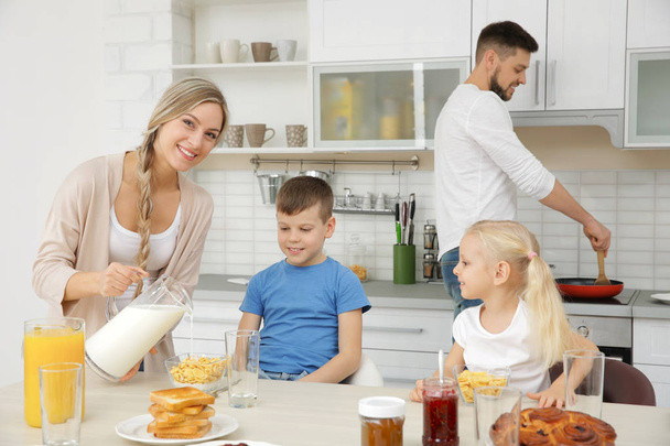 Famille heureuse petit déjeuner sur la cuisine
 - Photo, image