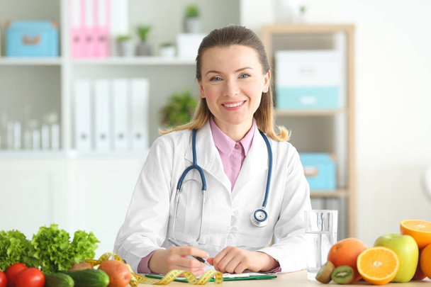 Young female nutritionist - Foto, afbeelding