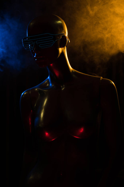 Manichino femminile con occhiali led al neon
 - Foto, immagini