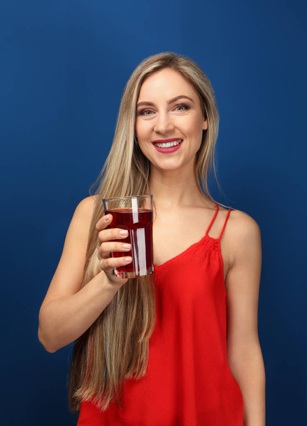 woman with glass of fresh juice - Foto, afbeelding