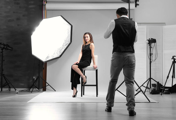 Model posing for professional photographer at studio - 写真・画像
