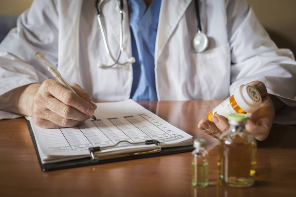 Γιατρός γράφει σημειώσεις ασθενών σε ιατρική εξέταση ή συνταγή - Φωτογραφία, εικόνα