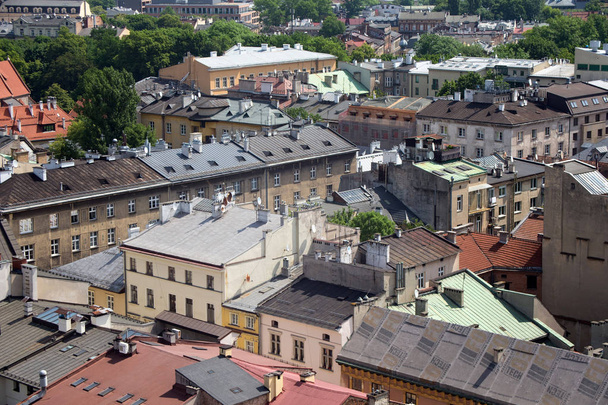 Luftaufnahme der Dächer von Häusern im östlichen historischen Teil Krakaus. Polen.  - Foto, Bild
