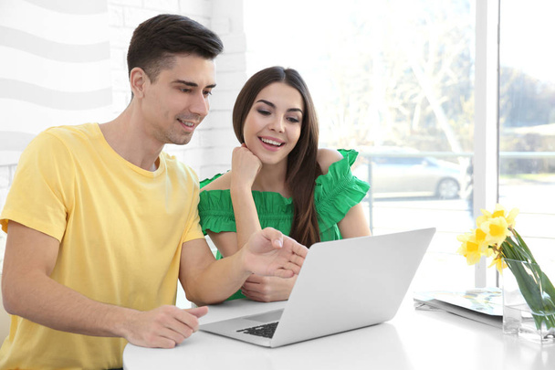 young couple with laptop   - Foto, afbeelding