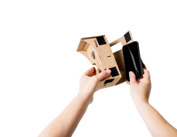 Okulary wirtualnej rzeczywistości tektury w rękach kobiet - Zdjęcie, obraz