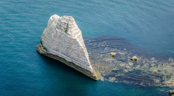 Μεγάλο βράχο μέσα στη θάλασσα στις ακτές της Νορμανδίας - Φωτογραφία, εικόνα