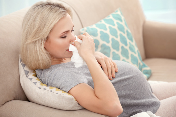 Pregnant woman with allergy - Foto, afbeelding