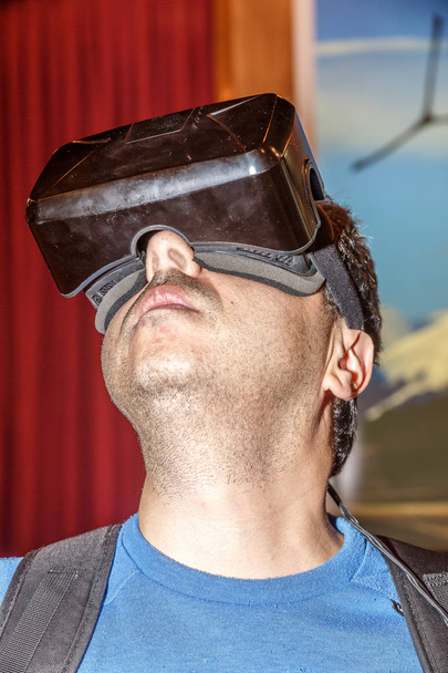 L'homme immergé dans la réalité virtuelle
 - Photo, image