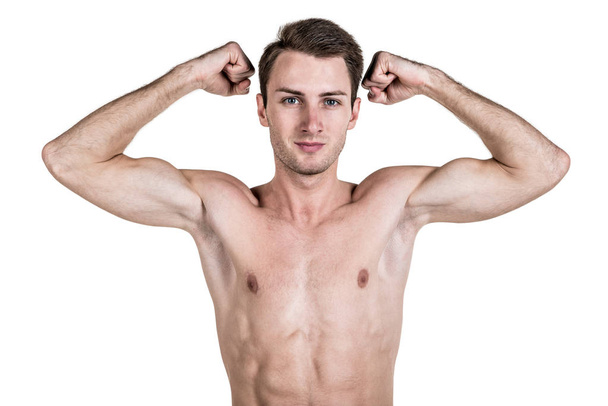 gesunder Lebensstil und Fitness. Der gut aussehende Typ hat einen Körperbau, einen nackten Körper, zeigt einen Muskel, isoliert auf weißem Hintergrund. horizontaler Rahmen - Foto, Bild