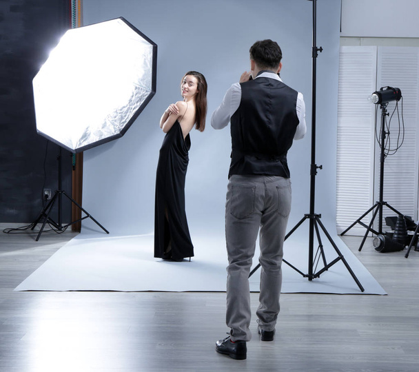 Model posing for professional photographer at studio - Valokuva, kuva