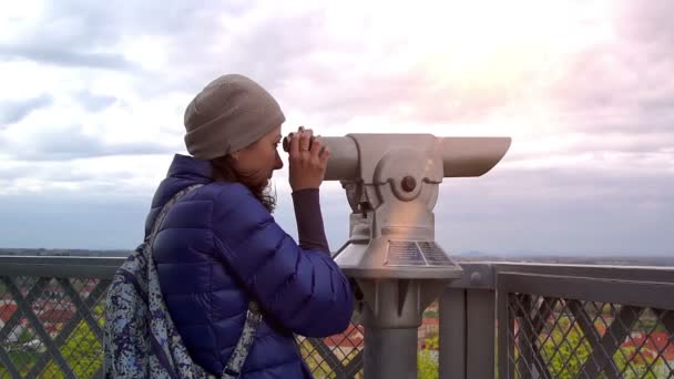Jonge Kaukasische vrouw Hiermee past u de focus en kijkt naar de telescoop - Video