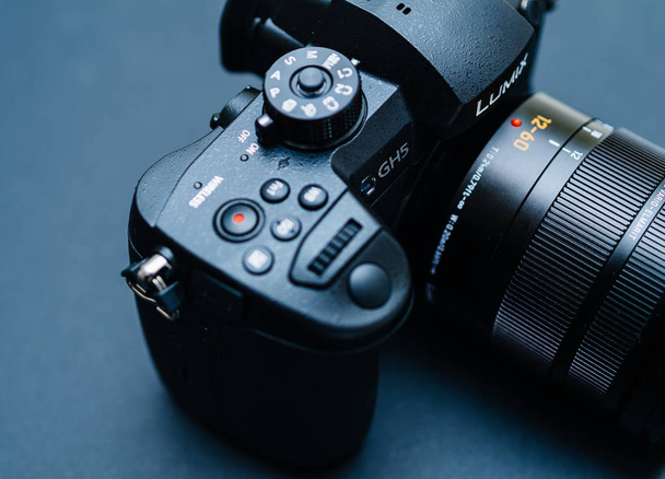 New Panasonic Lumix GH5 and Leica 12-60 camera lens - Фото, зображення