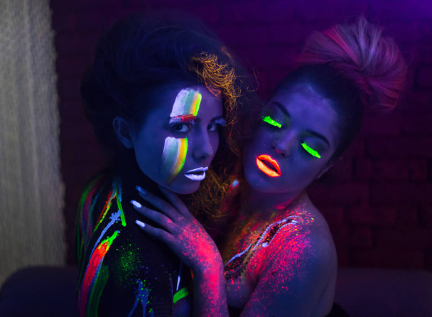 紫外線のネオンでセクシーなレズビアン ファッションモデル - 写真・画像