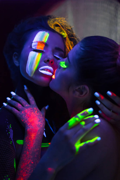 Сексуальные лесбийские модели в ультрафиолетовом свете
 - Фото, изображение