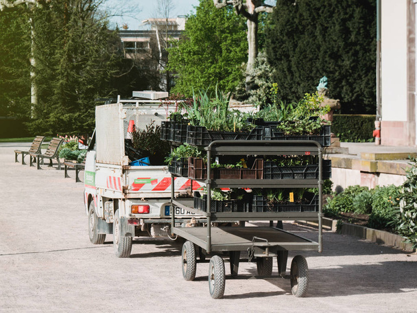 Садовник фургон в парке trassporting цветы
 - Фото, изображение