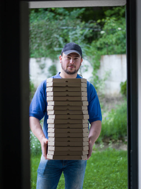 pizza deliverer man - Zdjęcie, obraz