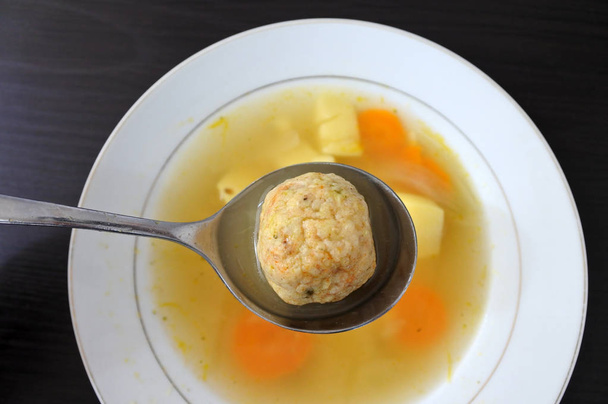 Pésaj sopa judía dumpling
 - Foto, imagen